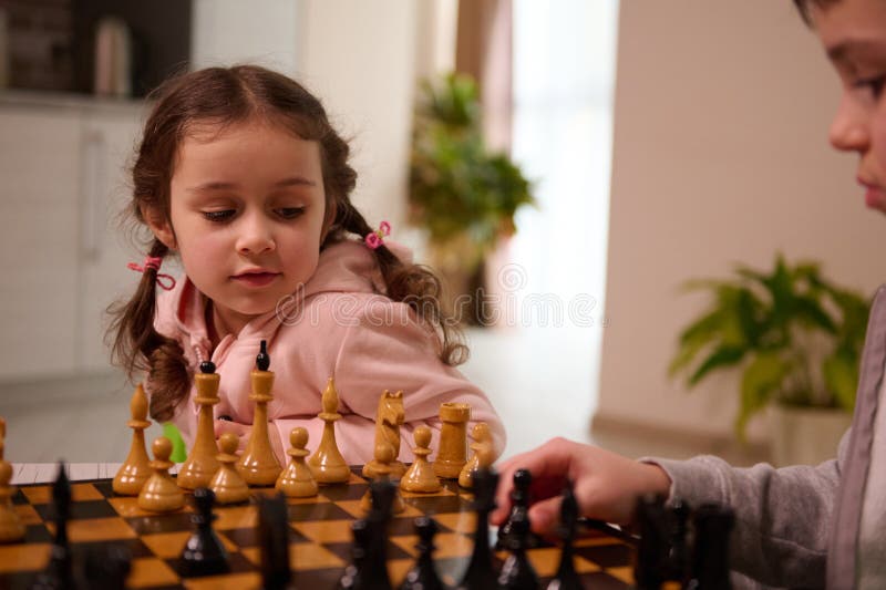 Jogo De Xadrez. Peças Brancas De Xadrez Na Posição Inicial Do Tabuleiro De  Xadrez Isoladas Sobre Fundo Preto. Imagem de Stock - Imagem de batalha,  disastre: 273423627