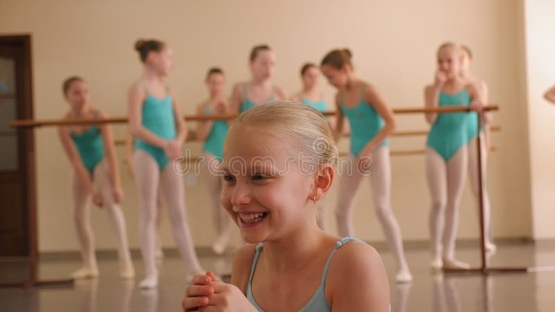 Retrato detalhado de uma pequena bailarina numa escola de balé.