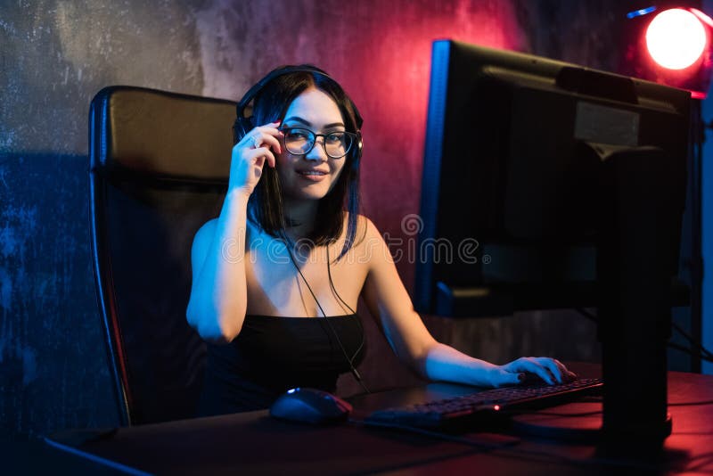 A menina com portátil joga o conceito dos jogos do vício do jogo