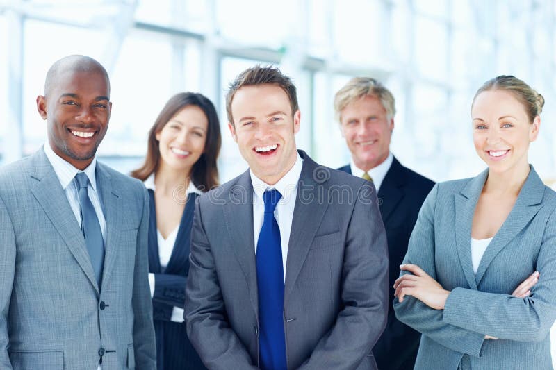 Retrato divertido y gente de negocios en contabilidad de oficina y confianza con cooperación. empleados e inversores foto de archivo libre de regalías