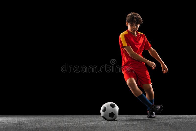 Jogador De Futebol Jogando Bola No Fundo. Imagem De Baixo ângulo