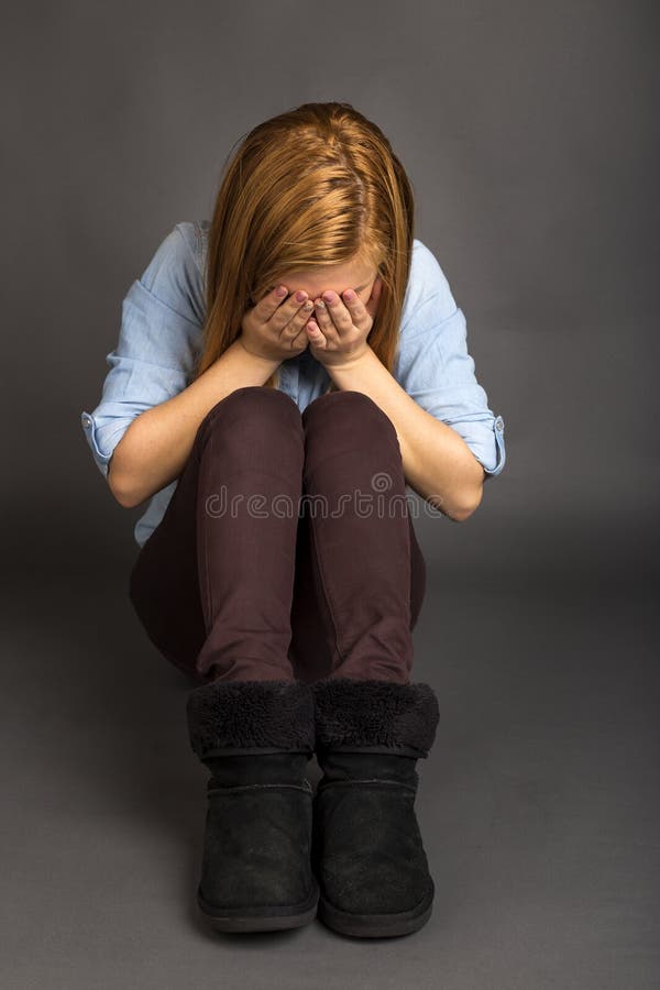 Retrato do adolescente que cobre sua cara com as mãos fotografia de stock royalty free Retrato do adolescente que cobre sua cara com as mãos fotografia de stock royalty free