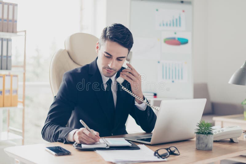 Retrato do assistente perito ocupado inteligente inteligente esperto concentrado seguro focalizado do especialista que dá o conse fotografia de stock royalty free Retrato do assistente perito ocupado inteligente inteligente esperto concentrado seguro focalizado do especialista que dá o conse fotografia de stock royalty free