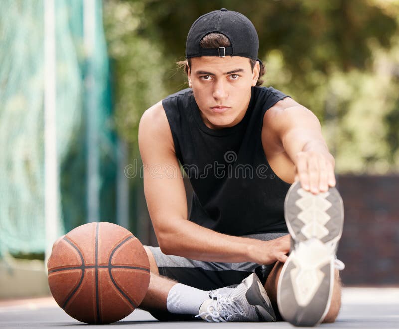 Retrato Do Jogador De Basquete Em Treinamento Em Movimento Isolado Sobre Fundo Azul Gradiente Em Luz Neonatal. Foto de Stock - Imagem de fundo, desportista: 235847770