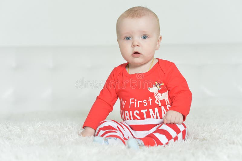 Retrato do bebê adorável bonito no fundo foto de stock royalty free Retrato do bebê adorável bonito no fundo foto de stock royalty free