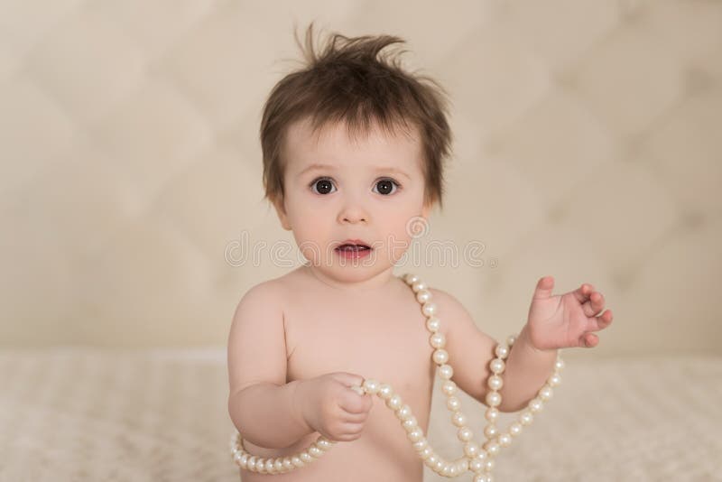 Retrato do bebê bonito com grânulos da pérola imagens de stock Retrato do bebê bonito com grânulos da pérola imagens de stock