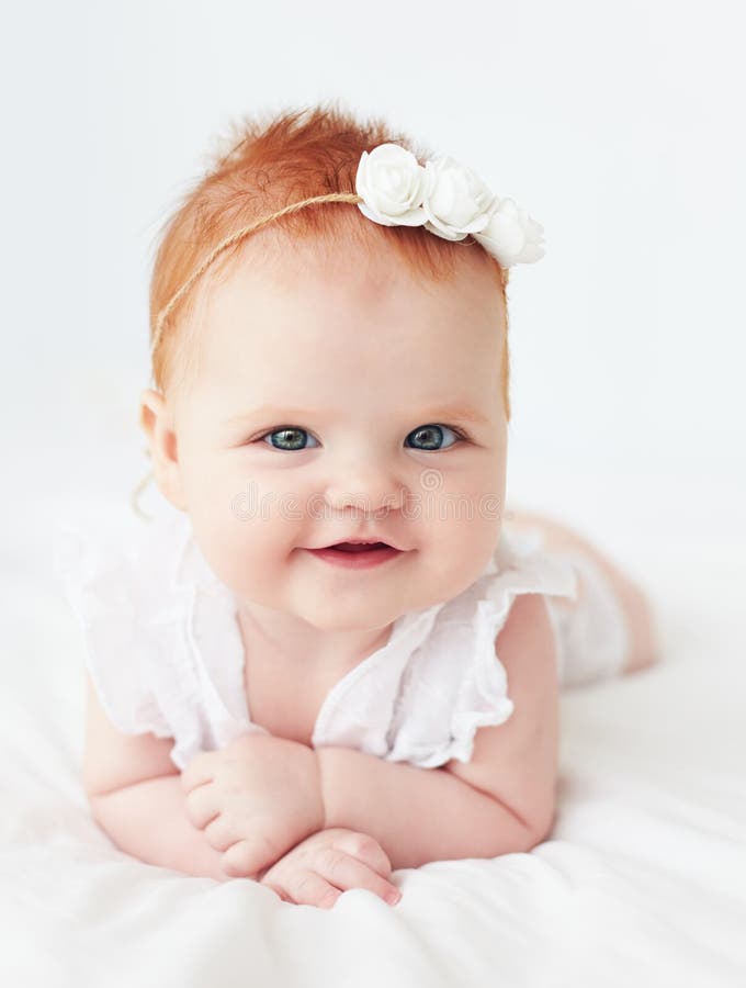 Retrato do bebê infantil smilling bonito, quatro meses velho imagens de stock royalty free Retrato do bebê infantil smilling bonito, quatro meses velho imagens de stock royalty free