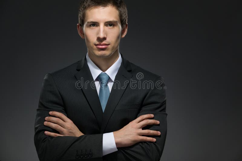 Retrato do busto do homem de negócios com os braços cruzados imagem de stock