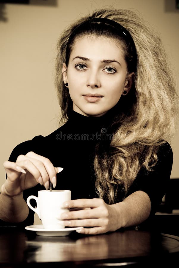 Retrato de uma jovem a beber café foto de stock