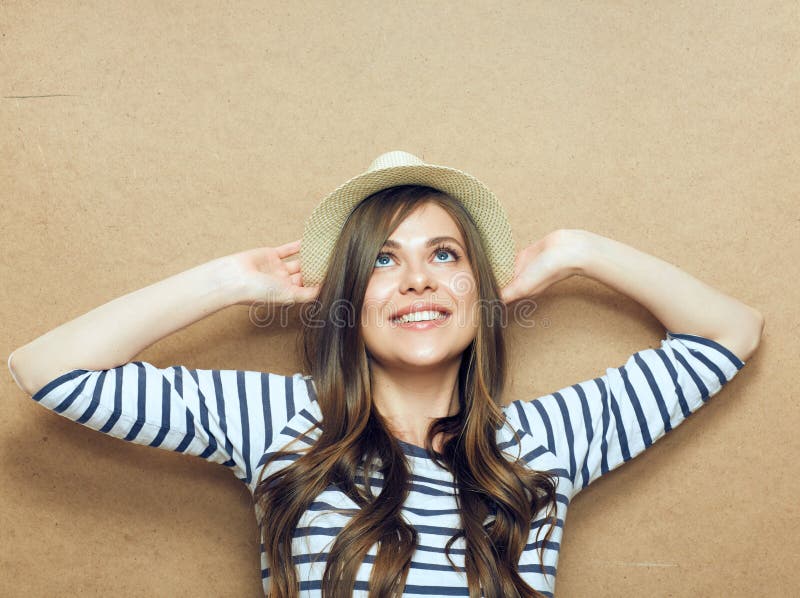 Retrato de uma jovem mulher moderna com chapéu imagens de stock royalty free