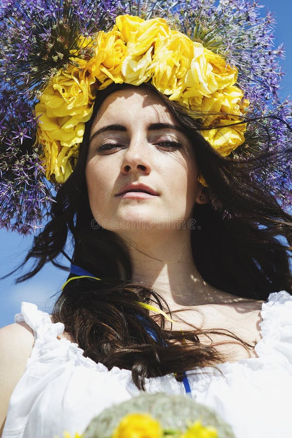 Retrato do circlet bonito novo da mulher das flores na cabeça foto de stock Retrato do circlet bonito novo da mulher das flores na cabeça foto de stock