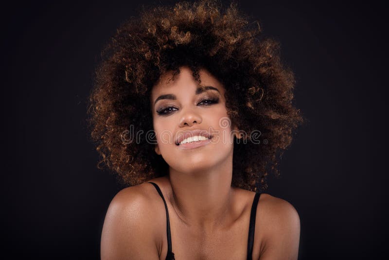 Retrato do close up da beleza da menina com afro fotos de stock Retrato do close up da beleza da menina com afro fotos de stock
