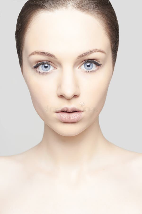 Retrato do close-up da jovem mulher com olhos bonitos imagem de stock royalty free Retrato do close-up da jovem mulher com olhos bonitos imagem de stock royalty free
