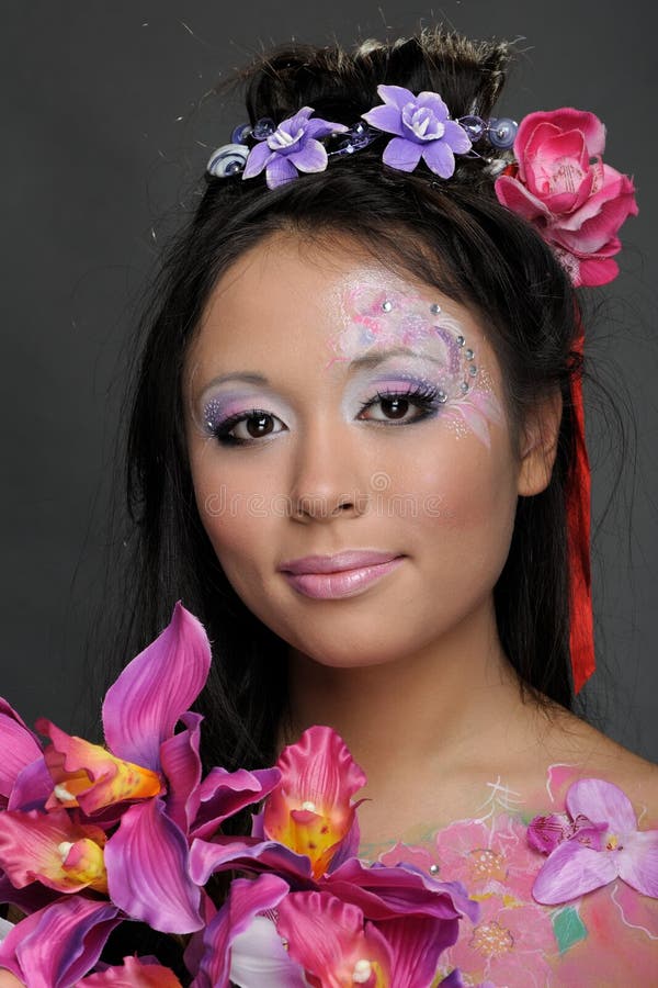 Uma Menina Com Um Grupo Elegante De Tranças Coloridos Kanekalon Costas  Artificiais Coloridas Do Cabelo Imagem de Stock - Imagem de humano, bonito:  113943171