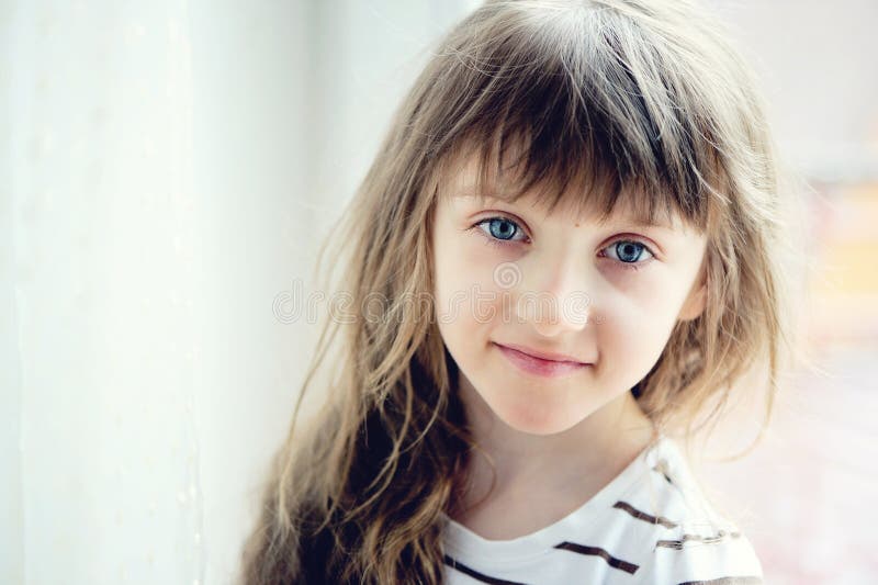 Retrato em close-up de menina morena foto de stock royalty free