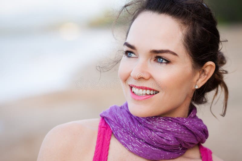 Retrato do close-up da mulher bonita imagens de stock royalty free Retrato do close-up da mulher bonita imagens de stock royalty free