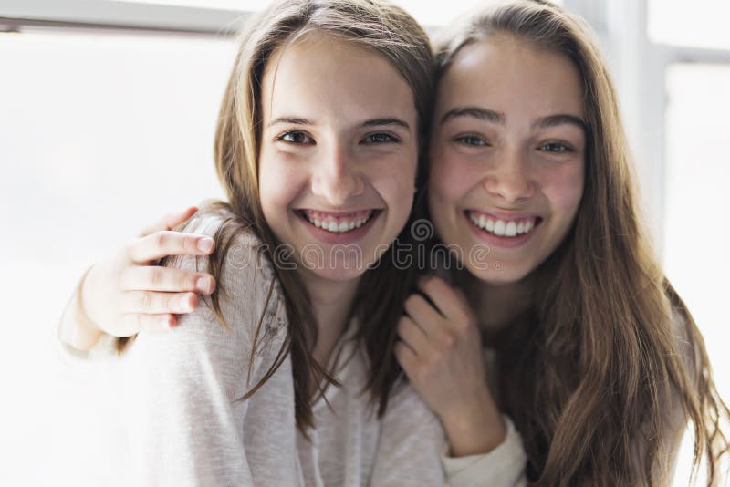 Retrato do close up de abraçar 2 jovens mulheres bonitas que têm o divertimento fotos de stock Retrato do close up de abraçar 2 jovens mulheres bonitas que têm o divertimento fotos de stock