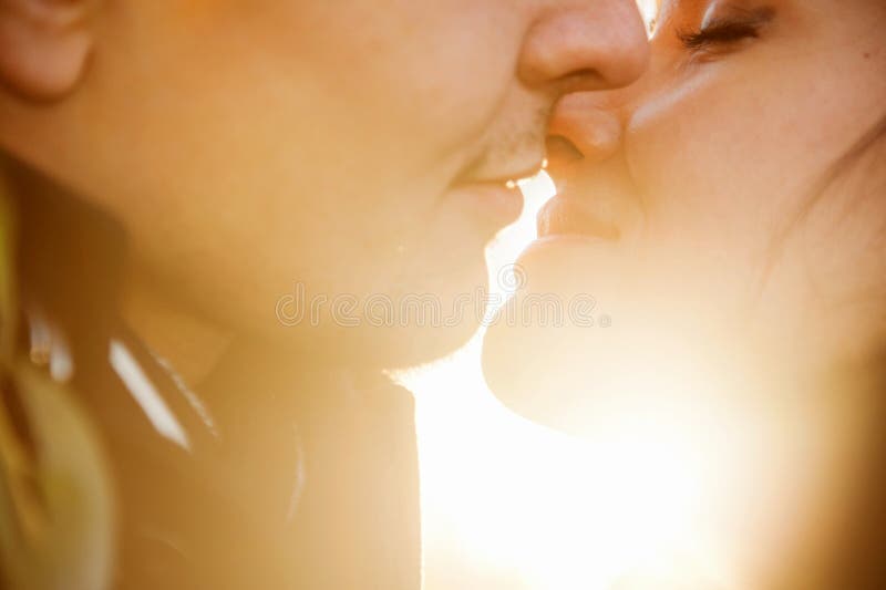 Retrato do close up de pares de beijo dos jovens imagens de stock royalty free Retrato do close up de pares de beijo dos jovens imagens de stock royalty free