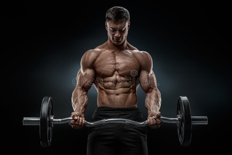 Retrato do close up de um exercício muscular do homem com o barbell no gym