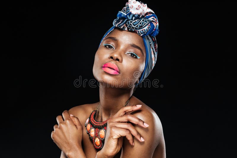 Retrato do close-up de um xaile vestindo da mulher africana bonita fotos de stock Retrato do close-up de um xaile vestindo da mulher africana bonita fotos de stock