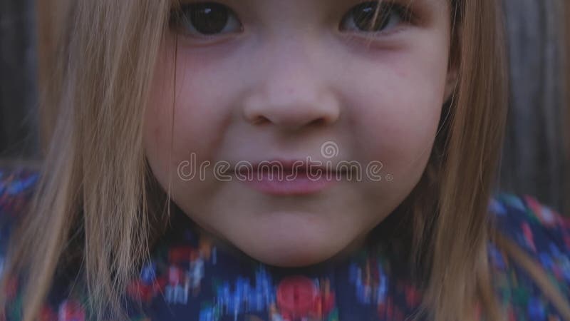 Retrato do close-up de uma menina bonita