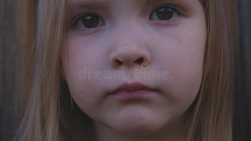 Retrato do close-up de uma menina bonita que levanta fora