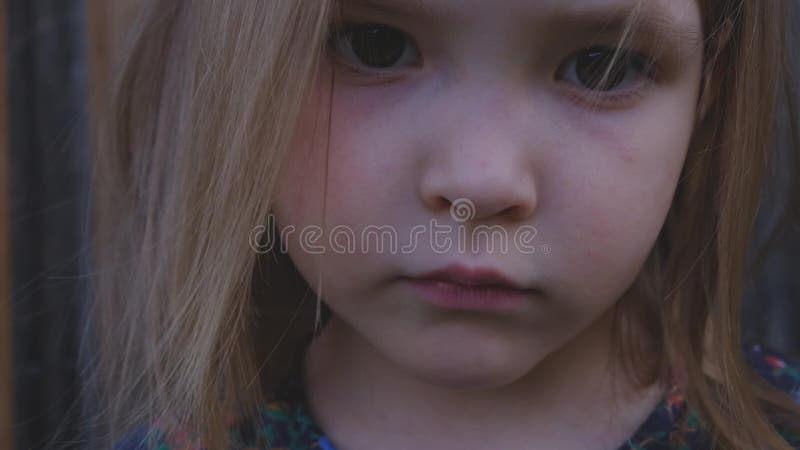 Retrato do close-up de uma menina bonita que levanta na rua