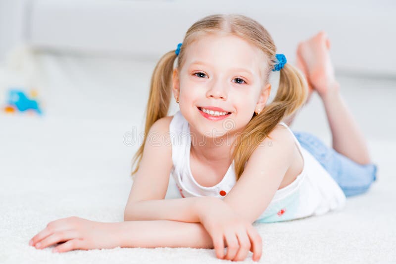 Retrato em close-up de uma rapariga fofa fotografia de stock