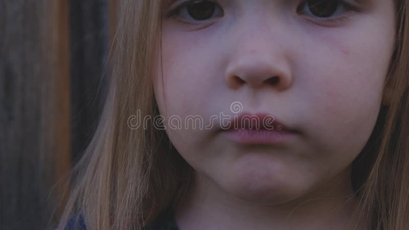 Retrato do close-up de uma menina séria bonita