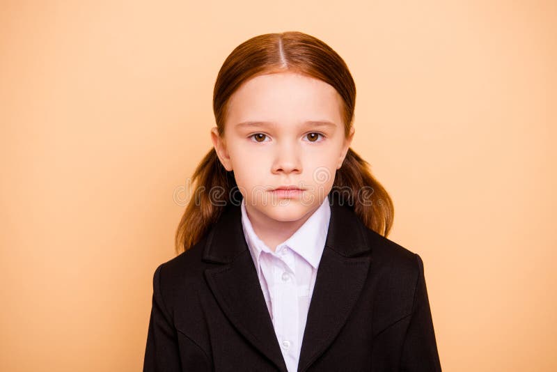 Retrato do close-up dela que vestuário formal vestindo do lerdo vermelho pre-adolescente atrativo bonito agradável da menina do í fotos de stock Retrato do close-up dela que vestuário formal vestindo do lerdo vermelho pre-adolescente atrativo bonito agradável da menina do í fotos de stock