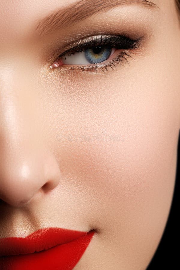 Retrato do close-up do modelo caucasiano 'sexy' da jovem mulher com glamo imagens de stock royalty free Retrato do close-up do modelo caucasiano 'sexy' da jovem mulher com glamo imagens de stock royalty free