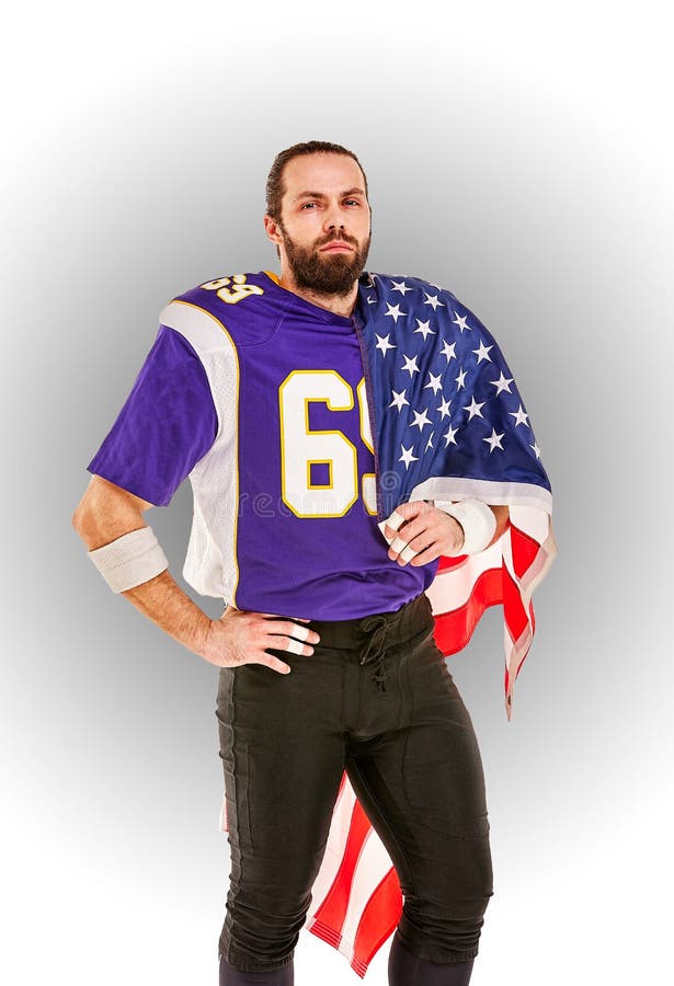 Retrato do close up do jogador de futebol americano Jogador de futebol americano com uma bandeira americana em suas mãos Conceito imagem de stock royalty free Retrato do close up do jogador de futebol americano Jogador de futebol americano com uma bandeira americana em suas mãos Conceito imagem de stock royalty free