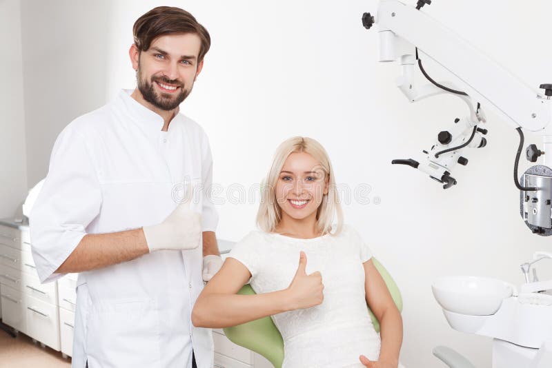 Retrato do dentista e do paciente de sorriso imagens de stock Retrato do dentista e do paciente de sorriso imagens de stock