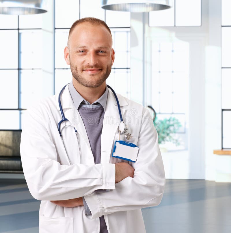 Retrato de um jovem médico caucasiano fotos de stock