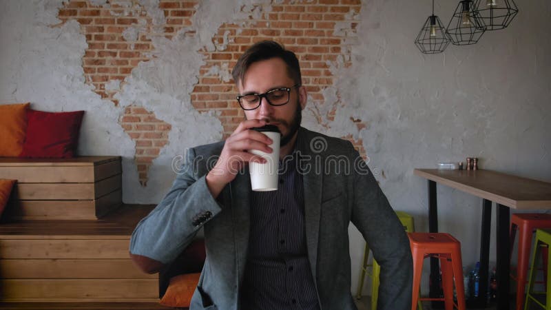 Retrato do empresário bem sucedido do homem de negócios que trabalha no sorriso ocupado do escritório Retrato: Homem novo moderno