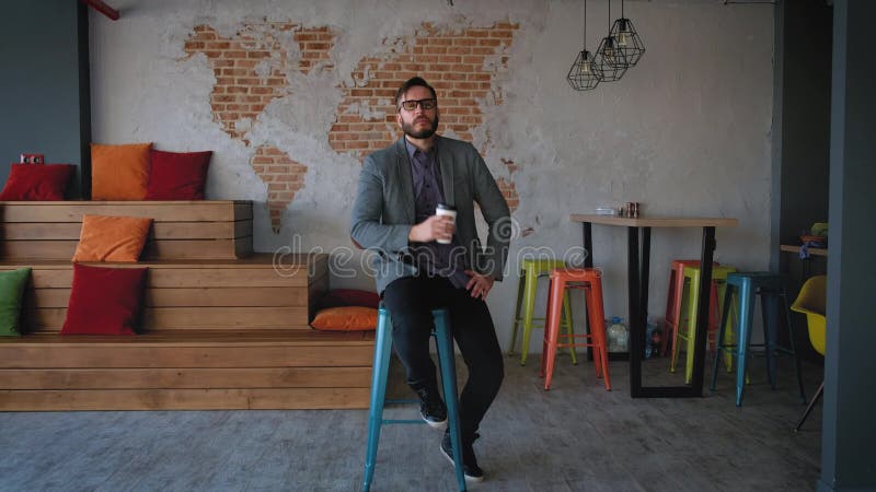 Retrato do empresário bem sucedido do homem de negócios que trabalha no sorriso ocupado do escritório Retrato: Homem novo moderno