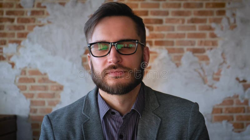 Retrato do empresário bem sucedido do homem de negócios que trabalha no sorriso ocupado do escritório Retrato: Homem novo moderno