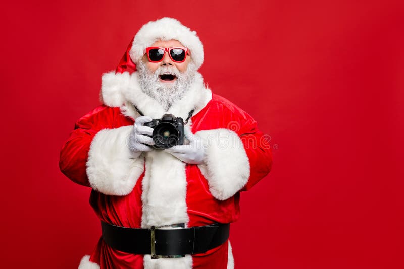 Retrato do entusiasmado e entusiasmado Pai Natal nos óculos de óculos tem viagem fotografar vestimenta estilosa chapéu fotos de stock Retrato do entusiasmado e entusiasmado Pai Natal nos óculos de óculos tem viagem fotografar vestimenta estilosa chapéu fotos de stock