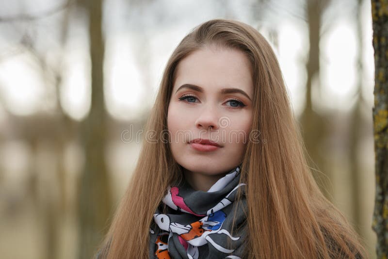 Retrato do estilo de vida da mulher adulta nova e bonita com o cabelo longo lindo que levanta no parque da cidade com profundidad imagens de stock Retrato do estilo de vida da mulher adulta nova e bonita com o cabelo longo lindo que levanta no parque da cidade com profundidad imagens de stock