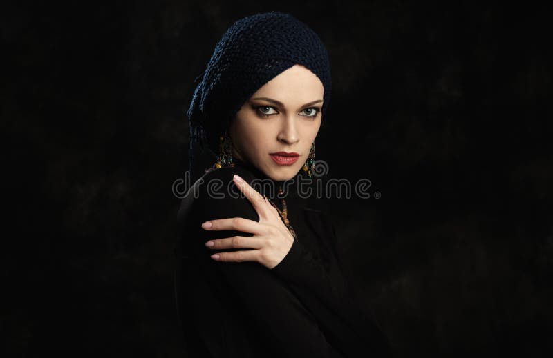 Retrato do estúdio da forma de uma joia vestindo bonita da mulher elegante imagens de stock Retrato do estúdio da forma de uma joia vestindo bonita da mulher elegante imagens de stock