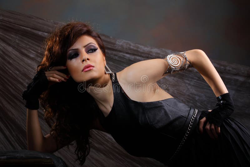 Retrato de estúdio de uma rapariga glamorosa imagens de stock