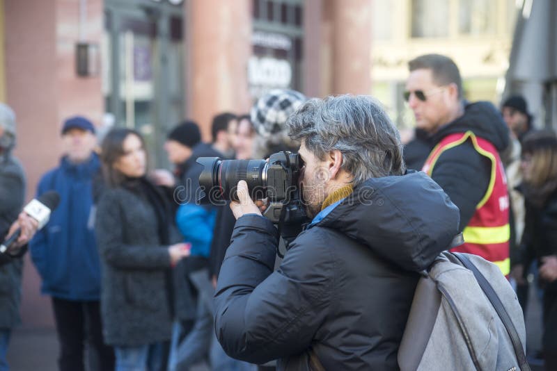 Retrato Do Homem Protestando Escondendo Seu Rosto Atrás Do