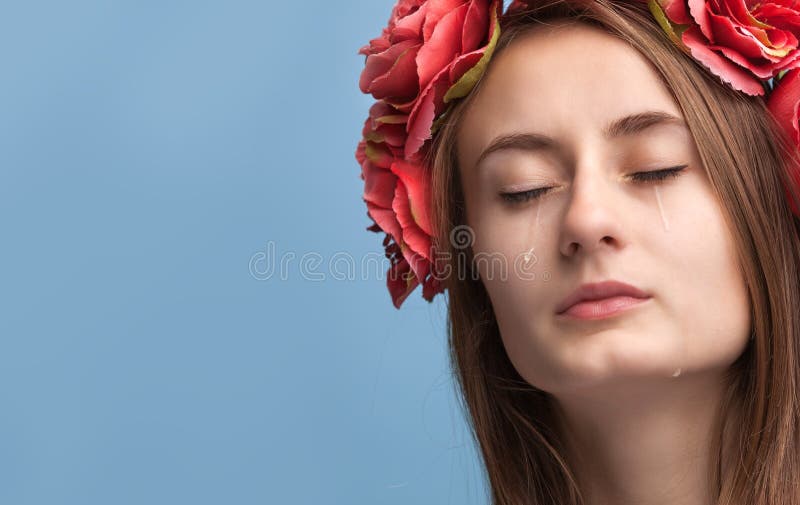 Retrato do grito bonito novo da mulher fotografia de stock royalty free Retrato do grito bonito novo da mulher fotografia de stock royalty free