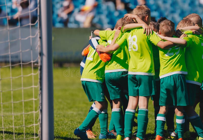 Grupo De Jogadores De Futebol Correndo E Dando Pontapés No Jogo Da Liga.  Jogadores De Futebol Adultos Competem No Futebol Foto de Stock - Imagem de  jogador, duelo: 217889788