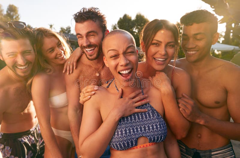Retrato do grupo de amigos ao ar livre relaxando na piscina e aproveitando a festa de verão
