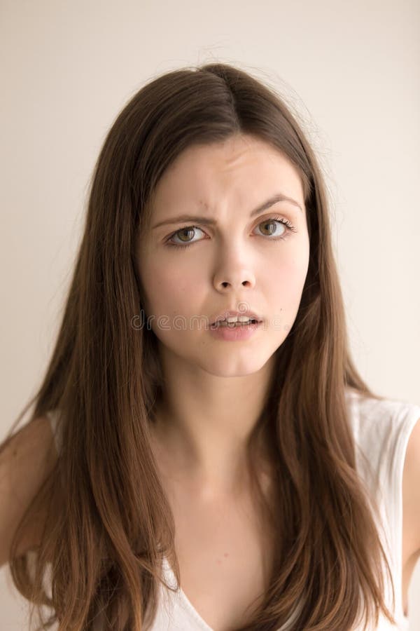 Retrato do Headshot da jovem mulher desapontado foto de stock royalty free Retrato do Headshot da jovem mulher desapontado foto de stock royalty free