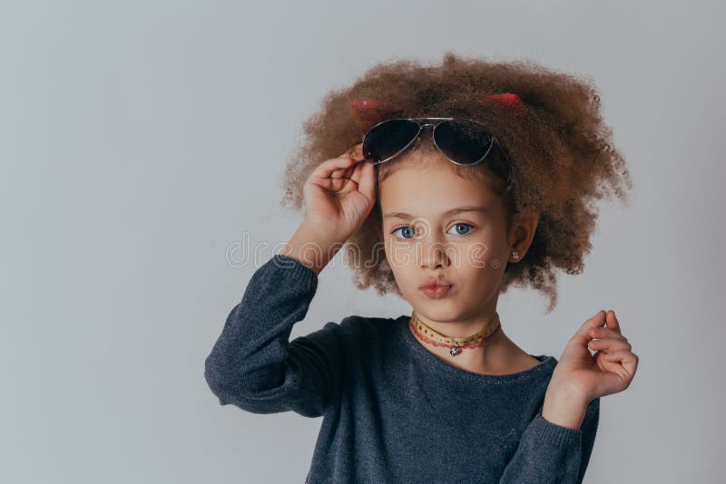 Retrato do Headshot da menina feliz com cabelo encaracolado que sorri olhando a c?mera fotos de stock Retrato do Headshot da menina feliz com cabelo encaracolado que sorri olhando a c?mera fotos de stock