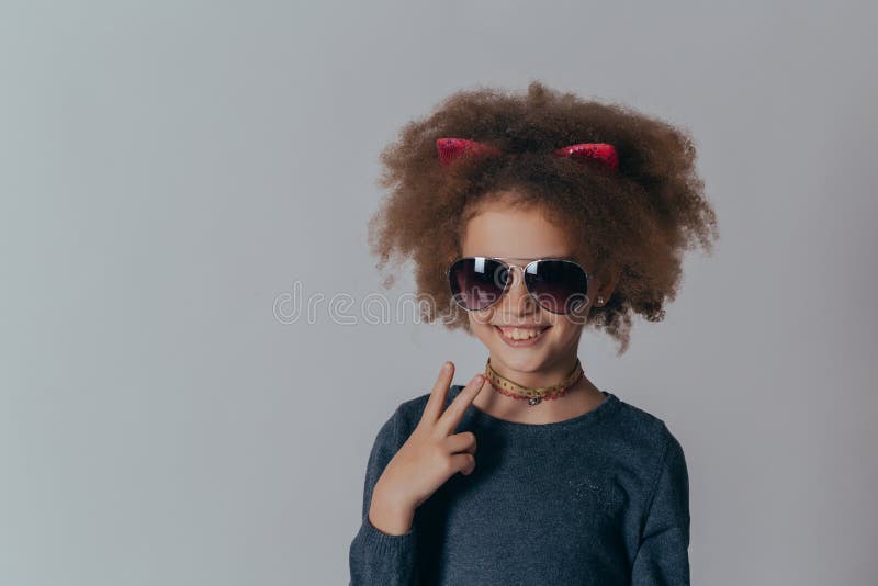 Retrato do Headshot da menina feliz com cabelo encaracolado que sorri olhando a c?mera foto de stock Retrato do Headshot da menina feliz com cabelo encaracolado que sorri olhando a c?mera foto de stock