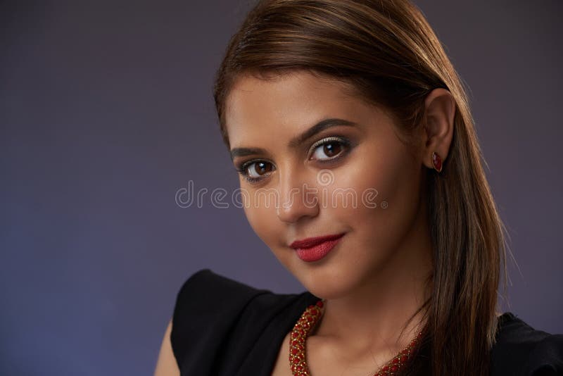 Retrato do headshot da mulher nova imagens de stock royalty free Retrato do headshot da mulher nova imagens de stock royalty free