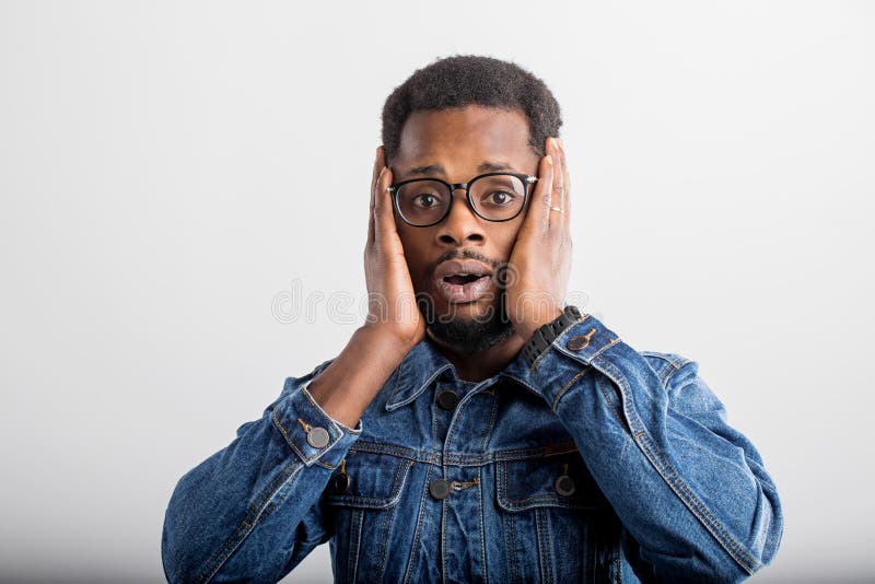 Retrato do homem afro-americano no est?dio fotografia de stock Retrato do homem afro-americano no est?dio fotografia de stock